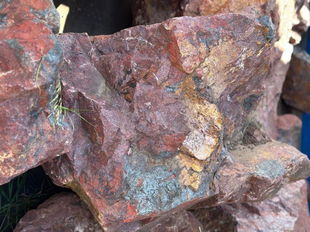 Камни для ландшафтного дизайна красно-фиолетовые 10-60 килограмм купить в Нязепетровске