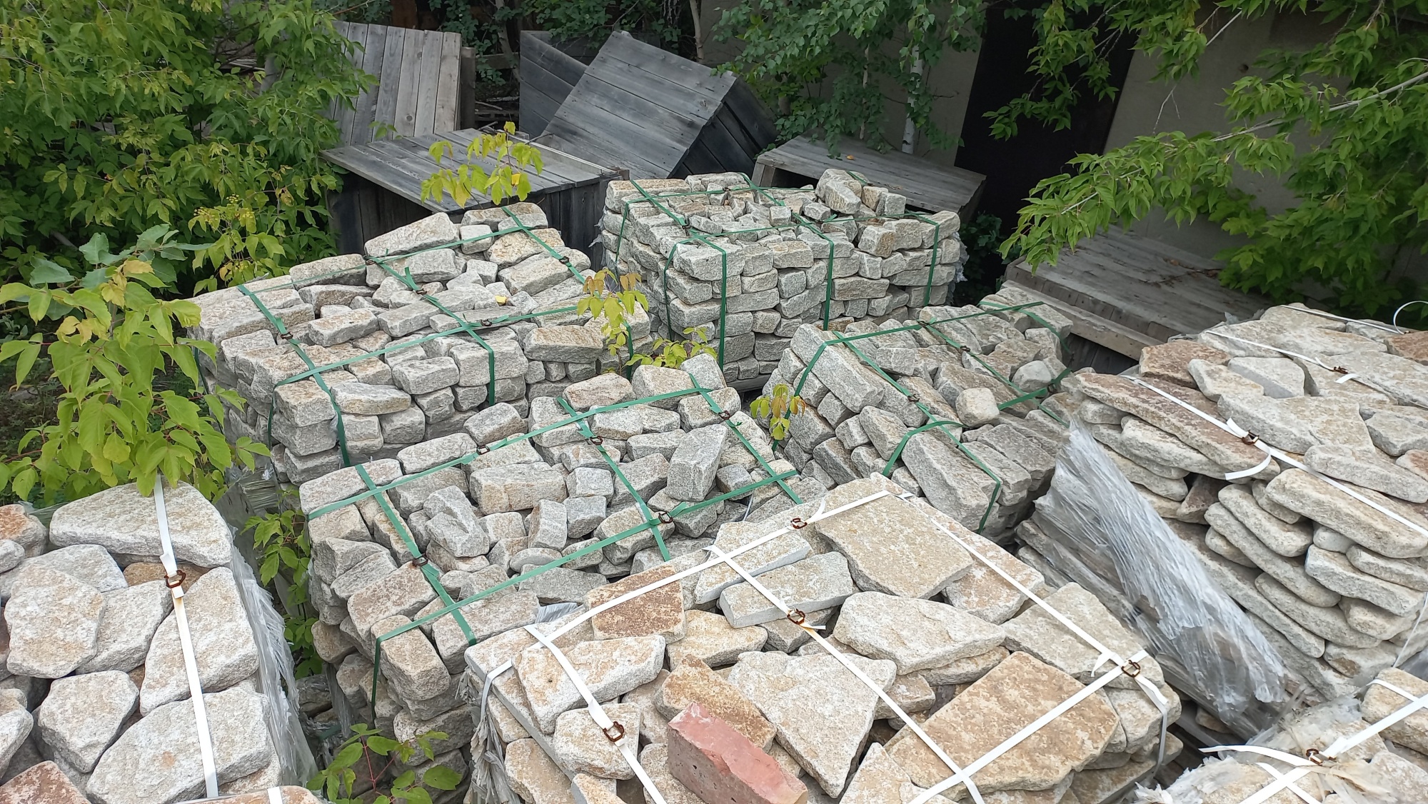 Плитняк галтованный гранитный для ландшафтного дизайна купить в Нязепетровске