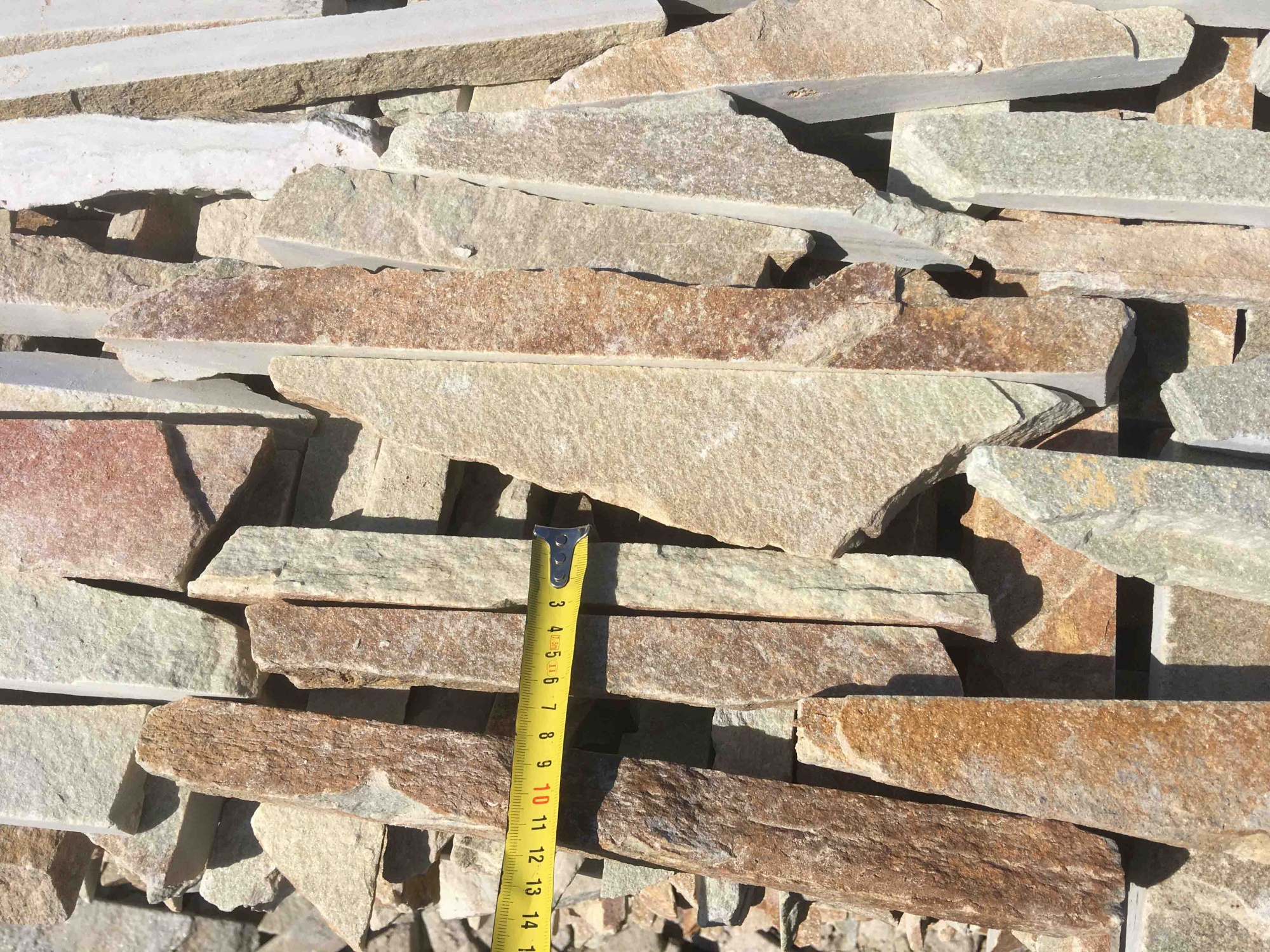 Горбушка златолит золотистый для облицовки купить в Нязепетровске