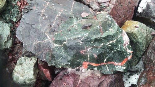 Гигантские зелёные валуны для ландшафтного дизайна весом более 5 тонн купить в Нязепетровске