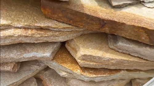 Плитняк златолит жёлтый золотистый для отмостки купить в Нязепетровске