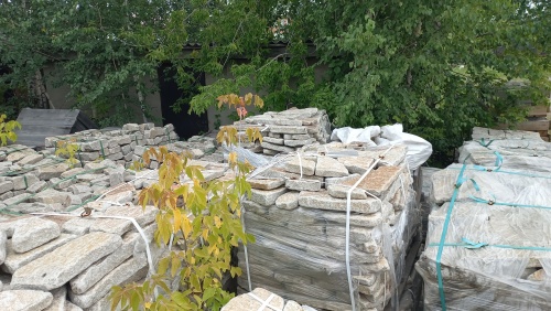 Плитняк галтованный гранитный для ландшафтного дизайна купить в Нязепетровске