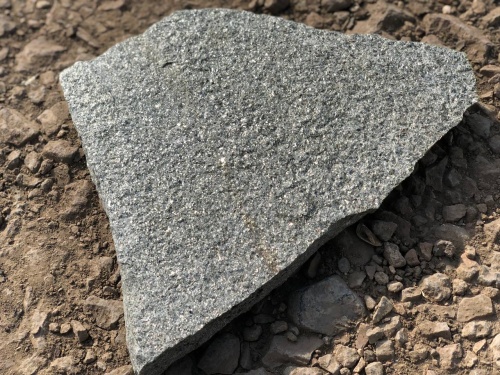 Плитняк златолит Уральский для цоколя, отмостки купить в Нязепетровске