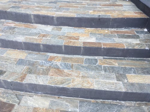 Плитка из Златолита Уральского для лестницы купить в Нязепетровске