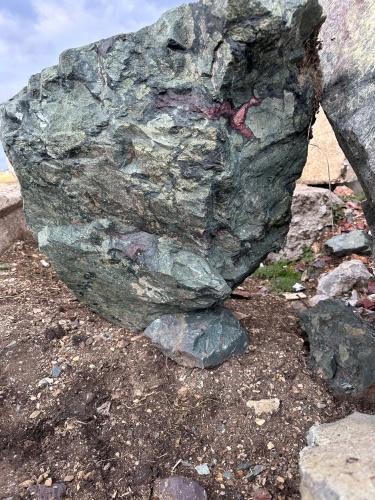 Гигантские зелёные валуны для ландшафтного дизайна весом более 5 тонн купить в Нязепетровске