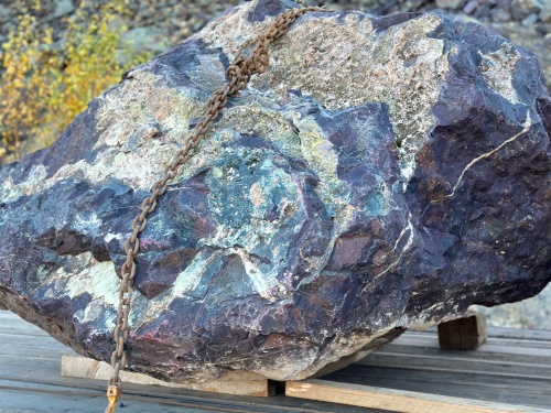 Огромные красно-фиолетовые валуны для ландшафтного дизайна весом более 5 тонн купить в Нязепетровске