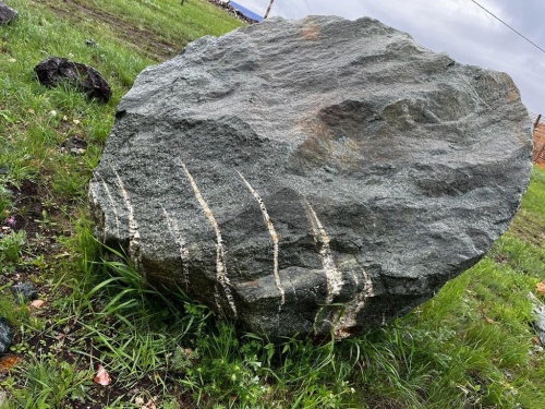 Гигантские зелёные валуны для ландшафтного дизайна весом более 5 тонн купить в Нязепетровске