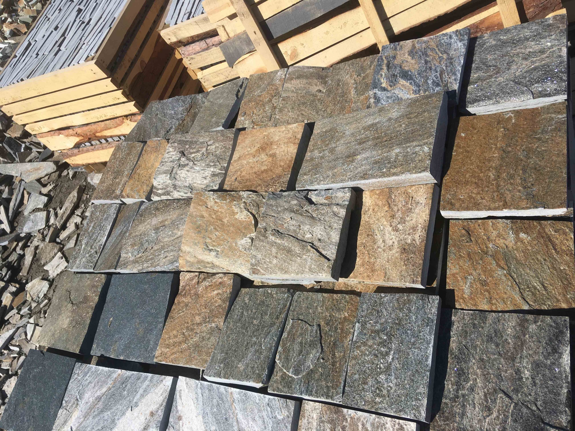 Плитка пилёная златолит Уральский для фасада купить в Нязепетровске