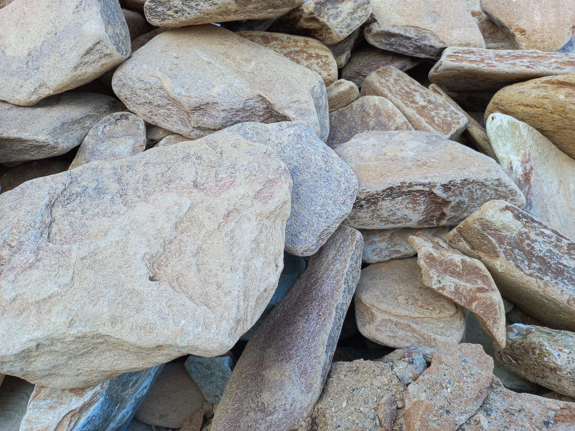 Златолит жёлтый, жёлто-зелёный глыбки и валуны для ланшафтного дизайна купить в Нязепетровске