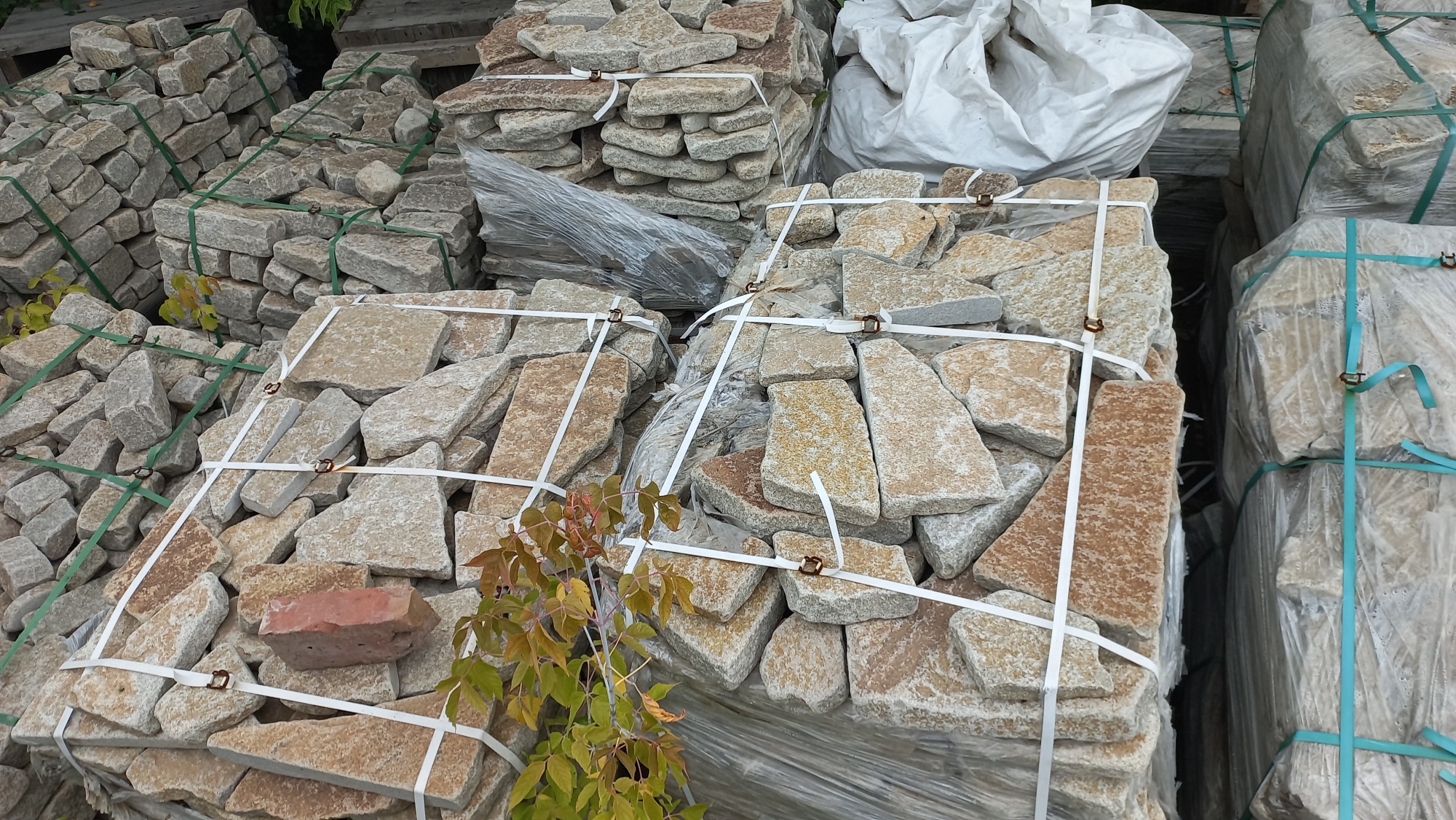 Плитняк гранитный галтованный купить в Нязепетровске