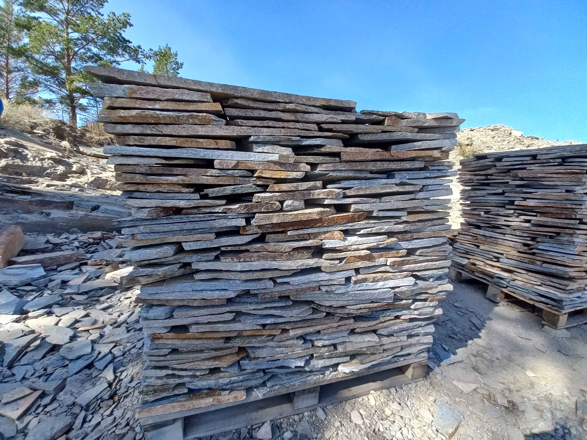 Плитняк златолит серебристый для фасада купить в Нязепетровске