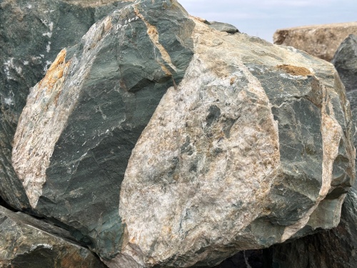 Гигантские зелёные валуны для ландшафтного дизайна весом более 5 тонн купить в Нязепетровске