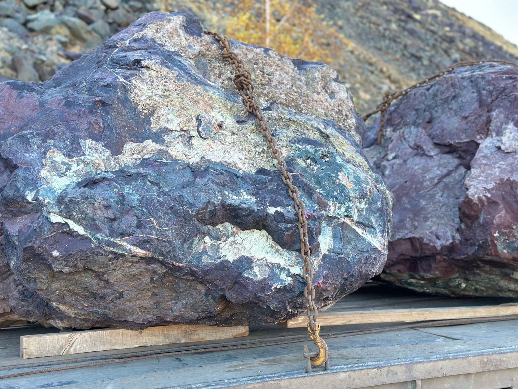 Огромные красно-фиолетовые валуны для ландшафтного дизайна весом более 5 тонн купить в Нязепетровске