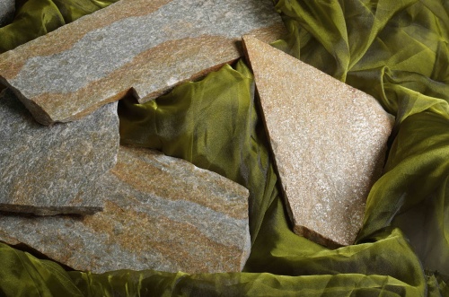 Плитняк златолит Уральский для цоколя, отмостки купить в Нязепетровске