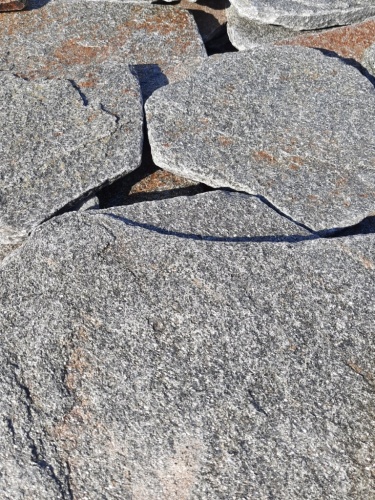 Златолит серебристый галтованный для лестниц купить в Нязепетровске