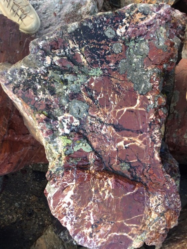 Камни для ландшафтного дизайна красно-фиолетовые 10-60 килограмм купить в Нязепетровске