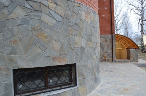 Плитняк златолит Уральский для цоколя, отмостки купить в Нязепетровске